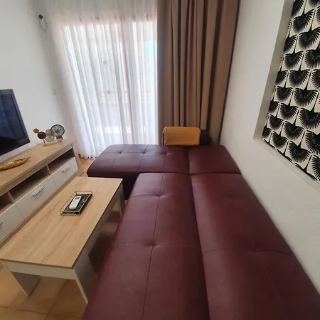 New One Bedroom In Apartment *